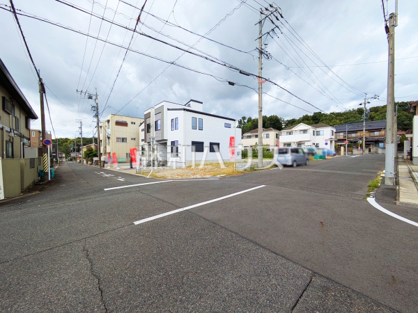 接道および現場風景　【春日井市不二ガ丘３丁目】お住まい探しは、家の良し悪しだけでなく周辺環境も重要なポイントです。ぜひ一度お客様の目でご覧ください。