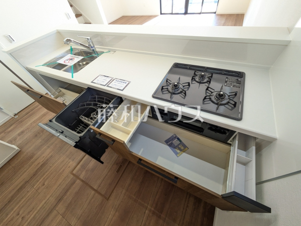 スライド収納付きシステムキッチン。大きな鍋やフライパンの出し入れもスムーズです。　【八王子市上柚木】