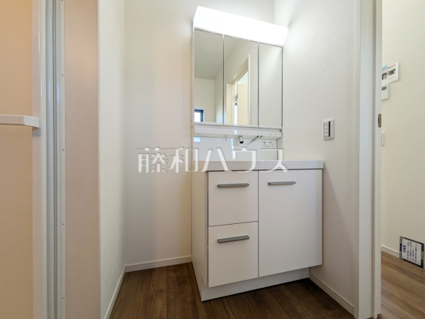 洗面室には三面鏡付きの洗面台。鏡の裏にも収納があり、歯ブラシや化粧品等もすっきり収納できて朝の準備がスムーズです　【八王子市上柚木】