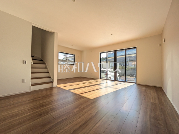 家族の存在を近くに感じ、心安らぐこの空間はいつも心地よく、気が付けば楽しい一日が終わろうとしている、そんな憩いのリビングです。　【八王子市上柚木】