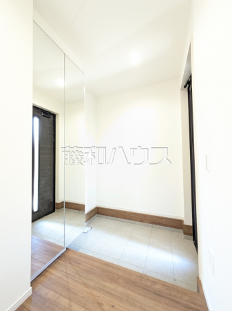 玄関には姿見がございます。身だしなみの最終チェックをして出掛けましょう！　【八王子市上柚木】