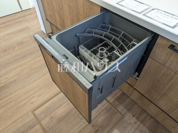 まとめ洗いができ、乾燥まで行ってくれる食器洗い乾燥機で食事の後片付けが楽になります。　【八王子市上柚木】