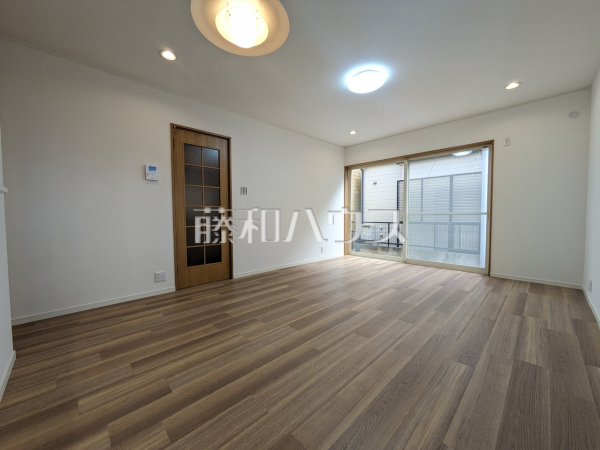 リビング　【名古屋市守山区元郷２丁目】