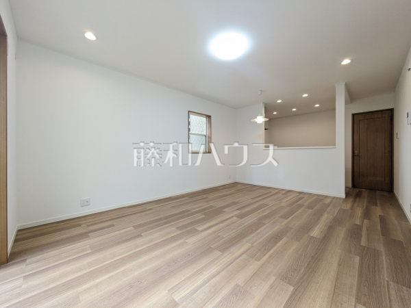 リビング　【名古屋市守山区元郷２丁目】