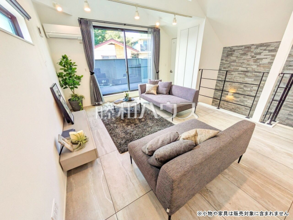  たっぷりの日差しや心地良い風が入る、広々としたリビングが魅力 【杉並区善福寺４丁目】