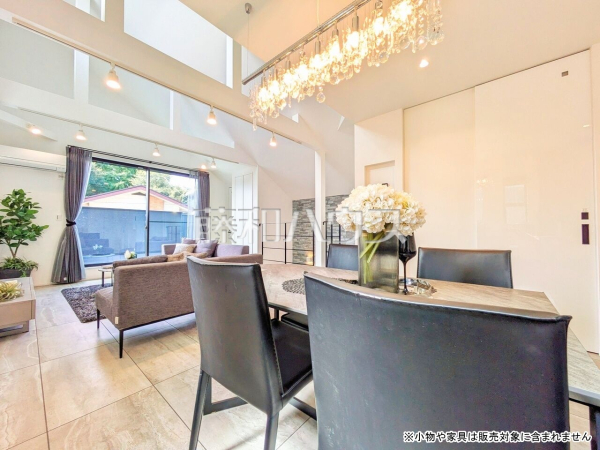  1階よりも光が差し込みやすい2階にリビングを設置することで、明るいリビングを実現！ 　【杉並区善福寺４丁目】