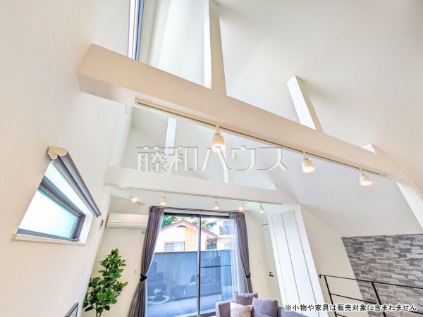  採光溢れるリビングで、家族団らんのひと時をお過ごし下さい。 　【杉並区善福寺４丁目】