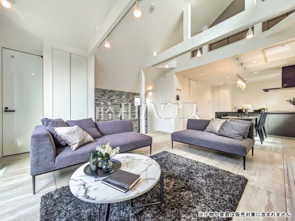  2階にリビングを設置することで道路や外からの視線が届きにくく、プライバシー性の高いリビングでゆっくりと寛ぐことができます。 【杉並区善福寺４丁目】