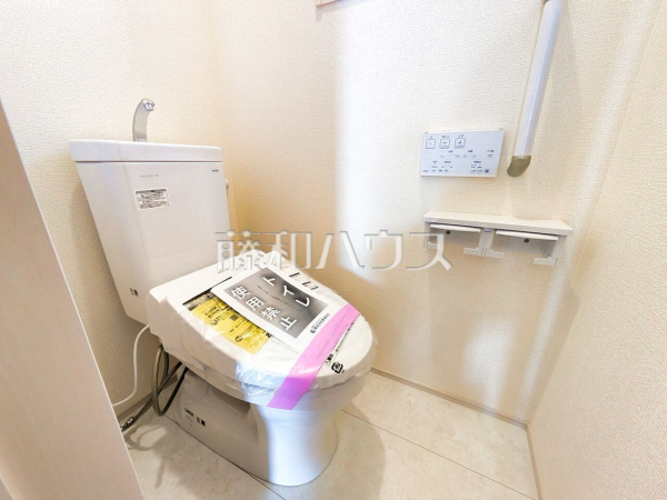 温水洗浄機能付きトイレで清潔にご使用いただけます。　【志木市下宗岡４丁目】