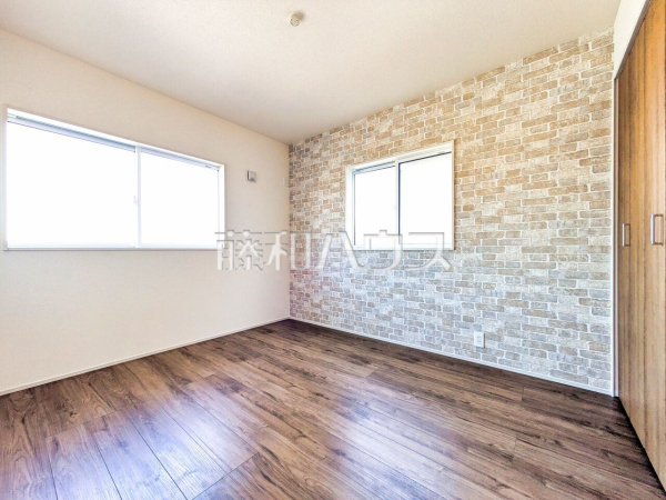 アクセントクロスが空間を華やかに色づけます♪　【志木市下宗岡４丁目】