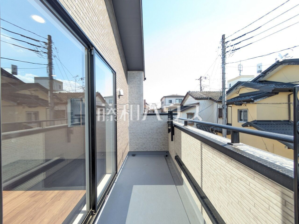 奥行きのあるバルコニーでお洗濯物の多い日でもいっきに干せますね。 　【志木市下宗岡４丁目】