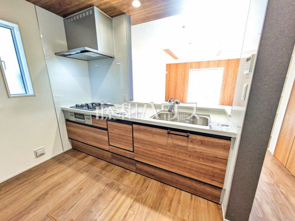 使いやすくスタイリッシュなシステムキッチンには、毎日お使いになる方の視点が存分に活かされています。　【志木市下宗岡４丁目】