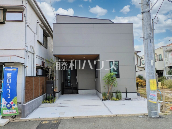 4号棟　外観　【世田谷区上馬５丁目】
モノトーンを中心とした配色の現代的なデザイン。直線的ですっきりとしたスクエアなデザインが、お客様のお住まいを都会的に印象づけます。　