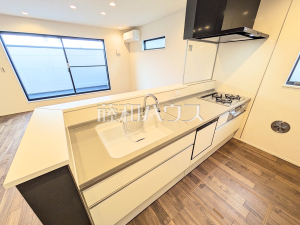 4号棟　キッチン　【世田谷区上馬５丁目】
使いやすくスタイリッシュなシステムキッチンには、毎日お使いになる方の視点が存分に活かされています。　