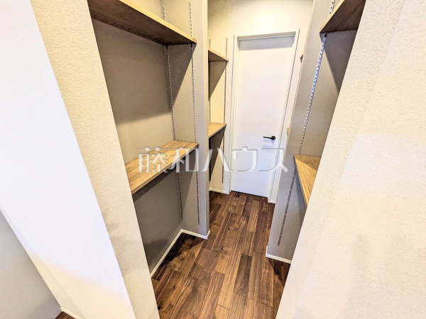 4号棟　パントリー　【世田谷区上馬５丁目】
パントリーがあればキッチン回りが乱雑にならず、料理も効率良くできます　