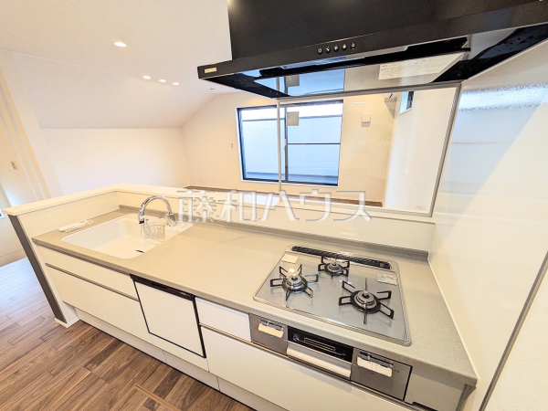 4号棟　キッチン　【世田谷区上馬５丁目】
ご家族の様子がわかり、会話も楽しめる対面式システムキッチン　