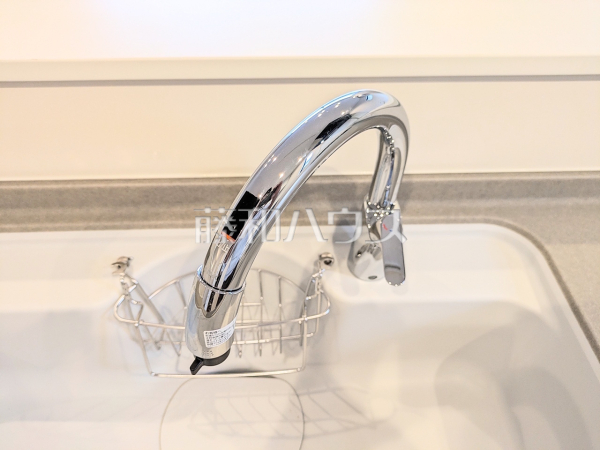 4号棟　手をかざすだけで操作できるハンズフリー水栓で料理や後片付けが楽になります。　