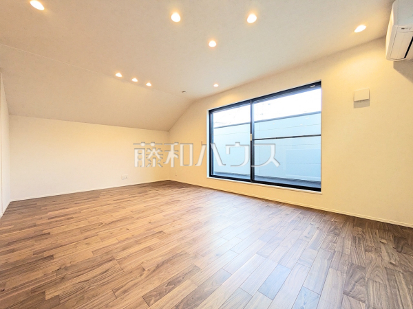 4号棟　リビング　【世田谷区上馬５丁目】
採光溢れるリビングで、家族団らんのひと時をお過ごし下さい。　