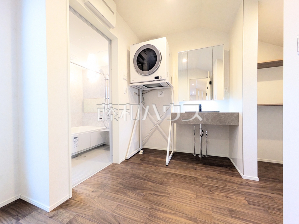 4号棟　洗面室　【世田谷区上馬５丁目】
洗面室は、急いでいる朝でも二人で使える広さになっております。　