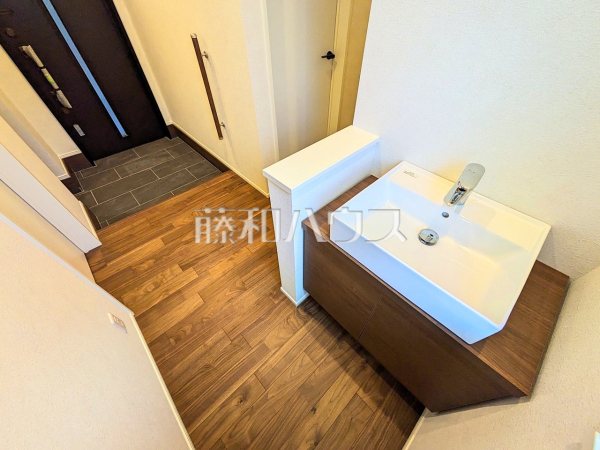 4号棟　玄関手洗いスペース　【世田谷区上馬５丁目】
玄関スペースに手洗い器を設けました。ウイルスを室内に持ち込ませないために「おうちに帰ったらまず手洗い」を家族みんなのルーティンにしたいですね。　