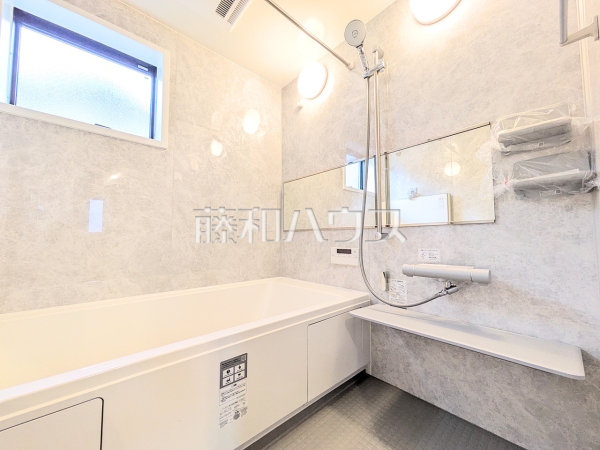 4号棟　浴室　【世田谷区上馬５丁目】
白を基調とした清潔感あふれるバスルームです　