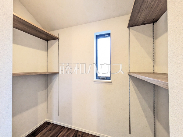 4号棟　洗面室収納　【世田谷区上馬５丁目】
洗面室にはバスタオルや洗面具などをきれいに整理できる便利な棚を設置しました。　