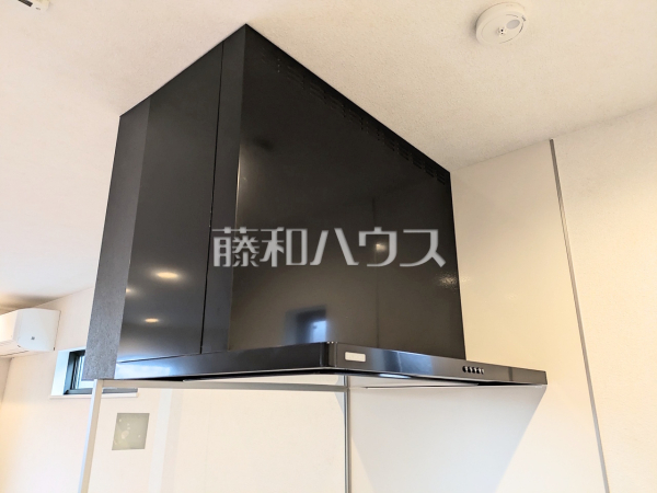 4号棟　お手入れのしやすいレンジフードは見た目もスッキリしていて、料理時の油煙やニオイを効率的に外に出せます。