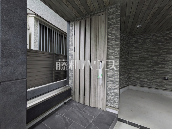 C号棟　玄関　【中野区沼袋２丁目】