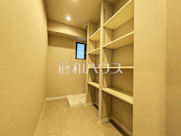 洗面室。収納、洗濯機スペース　【コートヴィレッジ那覇】