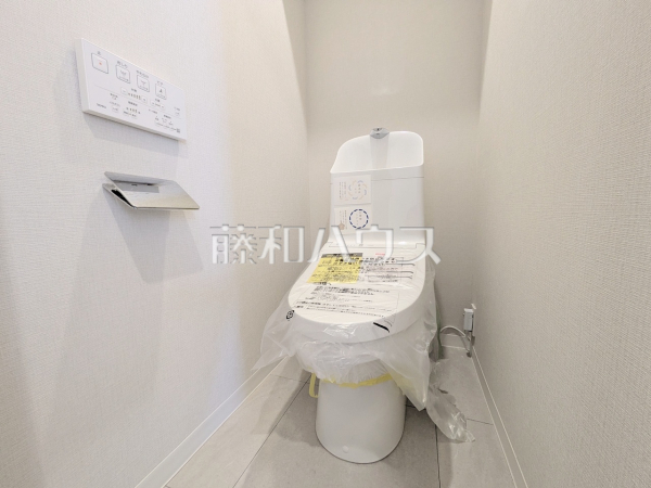 トイレ　【いづみハイツ芦花公園】
きれいでさわやか、ウォシュレット付きトイレ　