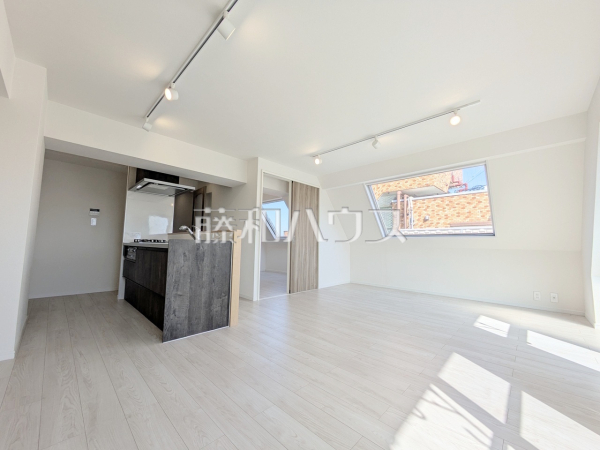 リビング　【いづみハイツ芦花公園】
LDKには大きな窓が施され、明るさと通風を確保した快適な空間です。　