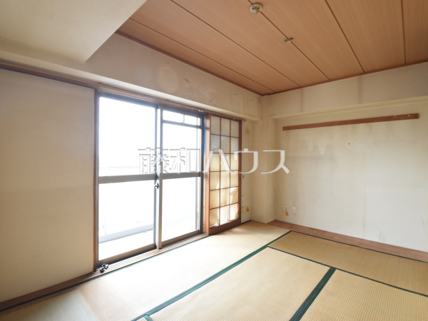 畳はクッション性があり怪我に繋がりにくいため、和室はお子様を遊ばせるのにちょうど良い空間です。　
居室　【クレアビューコート清瀬駅前】