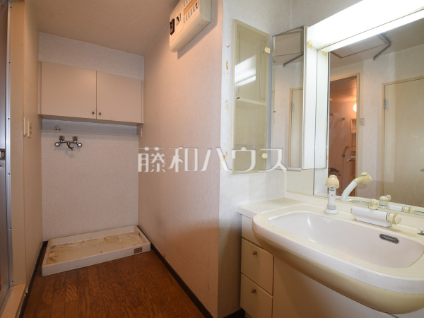 ワイドサイズの洗面化粧台なので、朝の忙しい時間にお子様と並んで準備ができます。
洗面室　【クレアビューコート清瀬駅前】