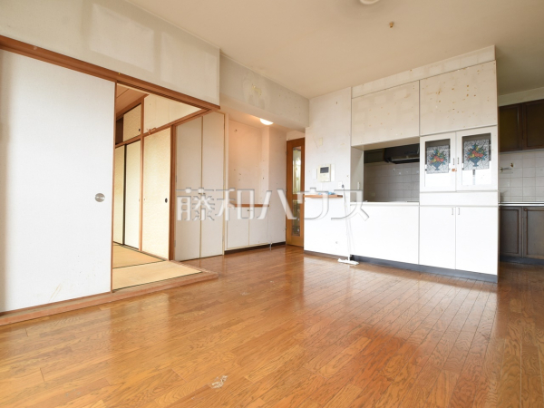 対面カウンターが付いたキッチンなので、料理の受け渡しも楽々ですね♪
リビング　【クレアビューコート清瀬駅前】