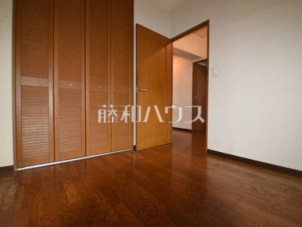 ハイドアタイプの収納が付いているので、収納力がアップしております。
居室　【クレアビューコート清瀬駅前】