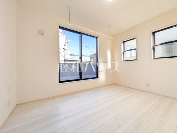 明るさと通風に配慮した2面採光の居室で、一人ひとりのプライベートタイムが充実したものになります。 【新座市石神３丁目】