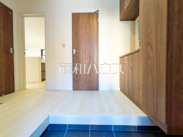 「住まいの顔」とも言われ、家全体のイメージを左右する重要な玄関スペース。お気に入りのインテリア用品や小物などで素敵な空間を演出してください。 【新座市石神３丁目】