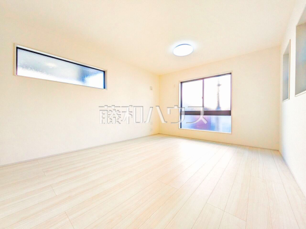 リビング　【新座市石神３丁目】