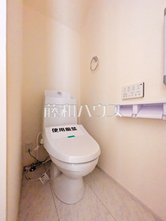 きれいでさわやか、ウォシュレット付きトイレ 。 各階にトイレがあると、朝の忙しい時間帯などに便利です。 また、夜中も1階まで下りずにすみます。 【新座市石神３丁目】