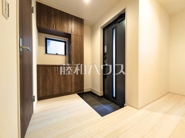 靴だけでなく、お手入れ用品やお子様の遊び用具も収納できる大容量のシューズボックスを設置。すっきりとした空間でお客様をお迎えできます。【新座市石神３丁目】