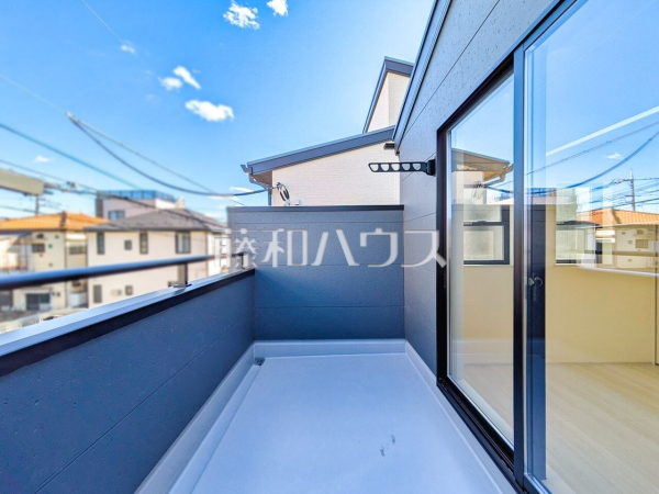 奥行きのあるワイドバルコニー！お洗濯物の多い日でもいっきに干せますね。 【新座市石神３丁目】