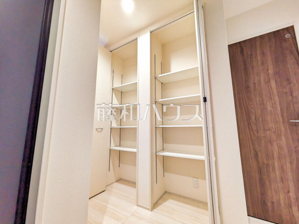 廊下には便利な可動棚を設置しました。少しでも空いているスペースを収納にすることで無駄のない空間設計にしました。お荷物が多い方にも安心です。 【新座市石神３丁目】