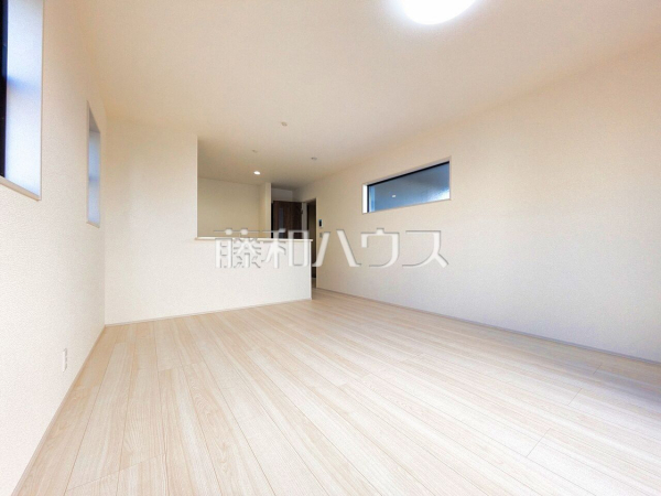 リビング　【新座市石神３丁目】