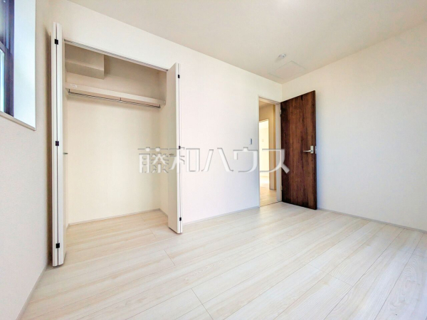 各居室にはクローゼットを完備し、家具を置くスペースが確保しやすい設計がされております。【新座市石神３丁目】