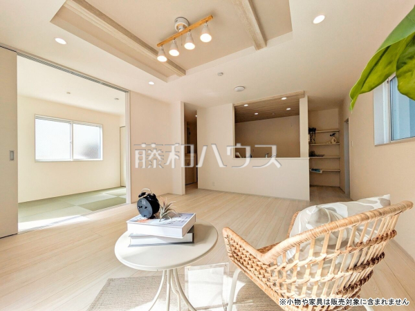 リビング　【東村山市秋津町２丁目】　 約18.5帖のゆったりリビング。家族でテーブルを囲む素敵な時間をお愉しみ下さい。 