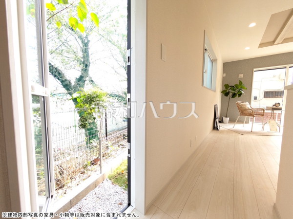 キッチン勝手口　【東村山市秋津町２丁目】　 キッチン付近に設けた勝手口は、ゴミ出しなどがスムーズにできて便利！