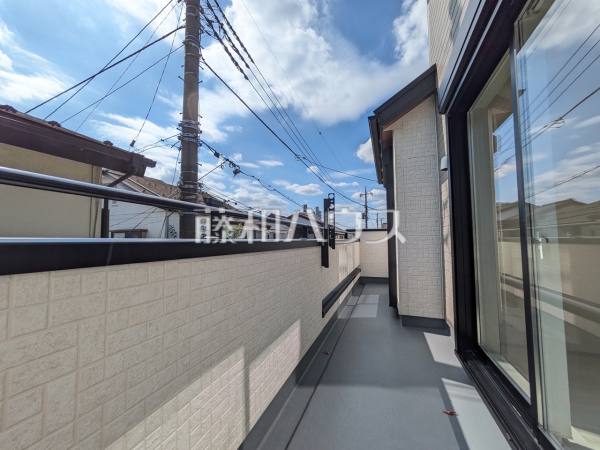 バルコニー　【東村山市秋津町２丁目】　バルコニーは二部屋分の長さがあり、洗濯物やシーツ類など干すのに便利な広さです。また南向きのため日差しも行き届き、洗濯物もよく乾きます。