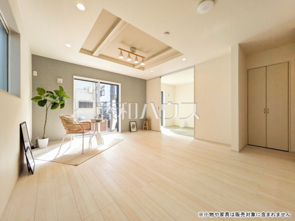 リビング　【東村山市秋津町２丁目】　ナチュラルな色を基調とした落ち着きのあるリビングダイニングは、リラックスできる癒し空間です。 