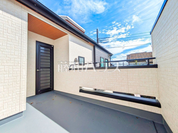 サービスバルコニー　【東村山市秋津町２丁目】　 開放感あふれるサービスバルコニーは用途多彩。屋根がなくガーデニングや家庭菜園やペットの遊び場にも最適！