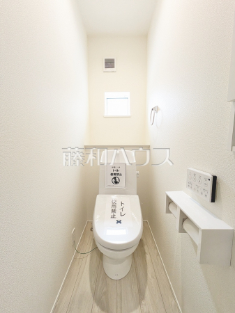 1号棟 温水洗浄機能付きトイレで清潔にご使用いただけます。 【朝霞市根岸台7丁目】 1号棟 温水洗浄機能付きトイレで清潔にご使用いただけます。 【朝霞市根岸台7丁目】